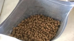 Mačka zavrne suho krmo