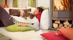 Zakaj mačke in mačke spijo na lastnike: mistična in znanstvena razlaga